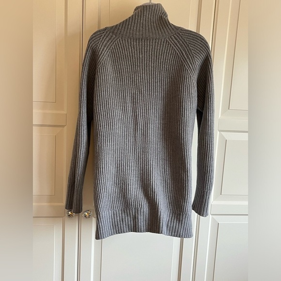 Wilfred Free Lin Grey Sweater High Low Hem 100% Merino Wool
Turtleneck Size S - Picture 9 of 15